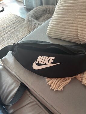 NWOT Nike Heritage Hip Pack 3L - Black/White (DB0490-010)